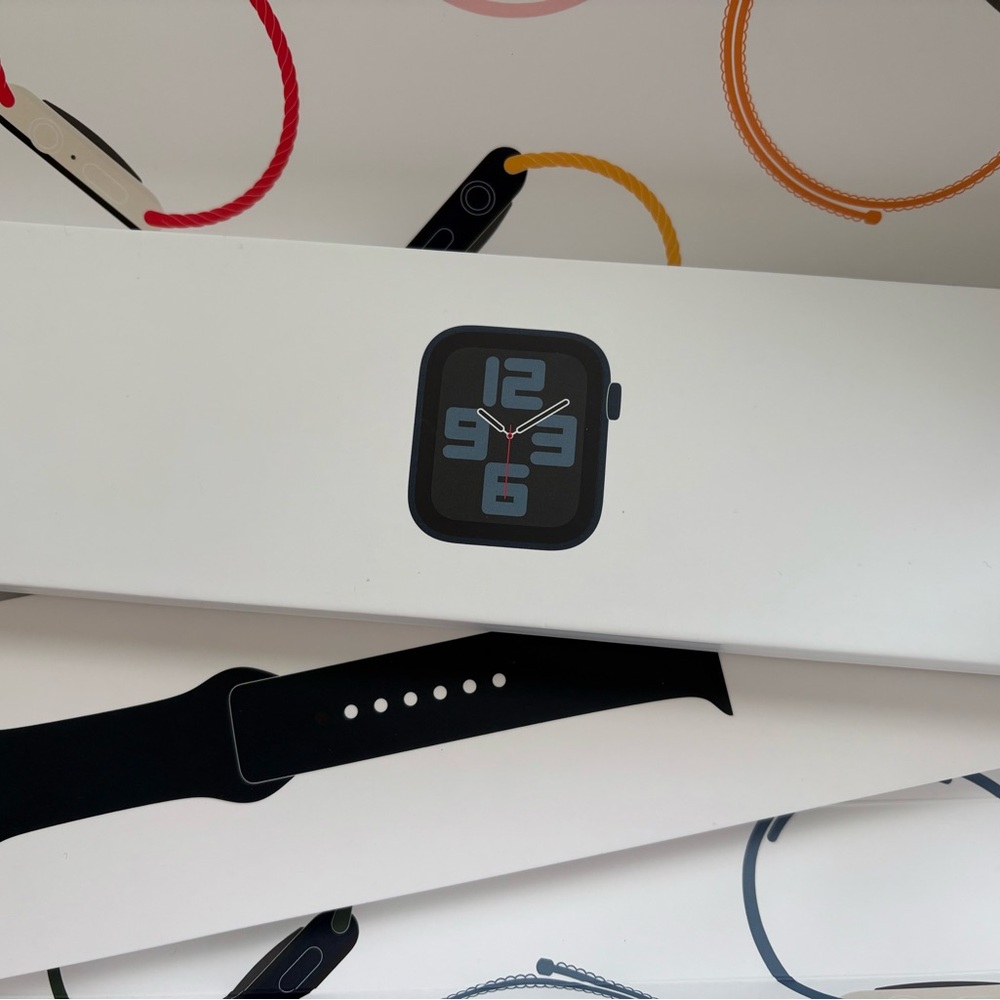 10% OFF NIB Apple Watch SE (44mm+GPS) + spare band